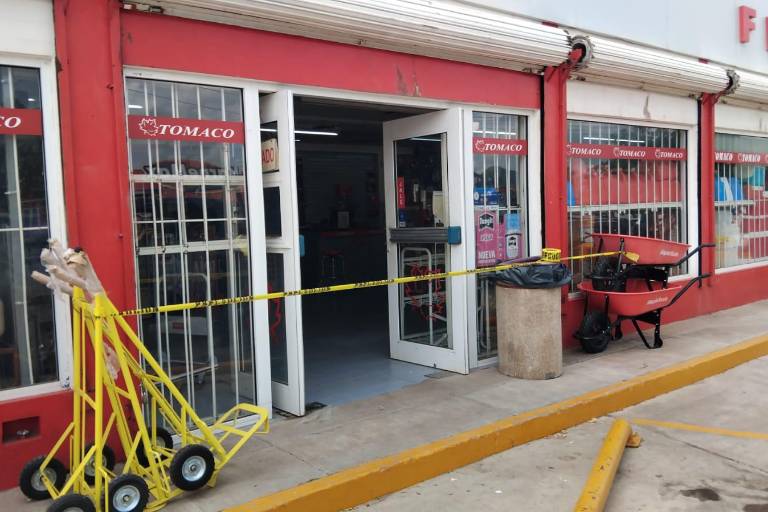 Encapuchados vacían ferretería en el sector Santa Fe, en Culiacán
