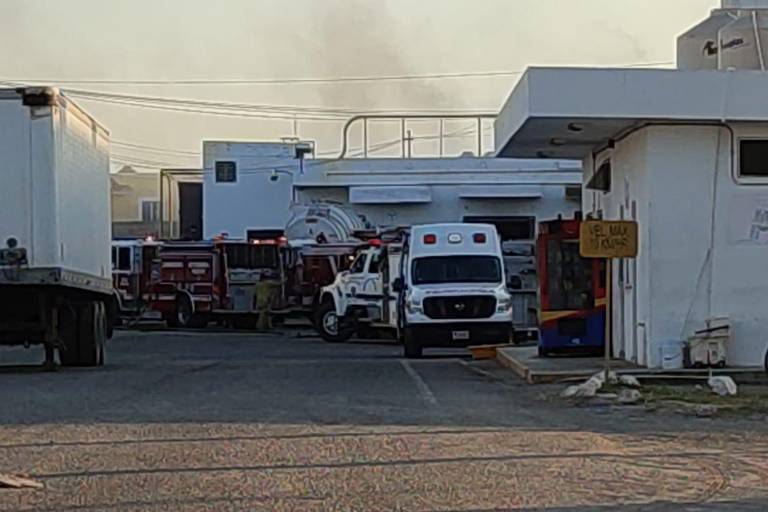 Moviliza a Bomberos y Cruz Roja incendio en Molino Harinero, en Mazatlán