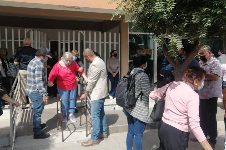 Maestros jubilados del SNTE 53 realizan largas filas en Culiacán para votar en proceso interno