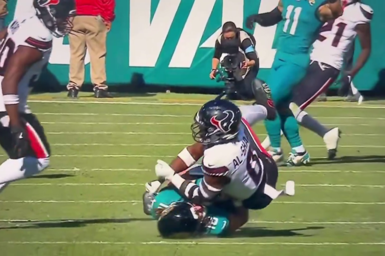 El mariscal de campo de los Jaguars, Trevor Lawrence, sufre una conmoción cerebral