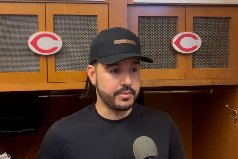 Eugenio Suárez está de regreso con los Rojos de Cincinnati.