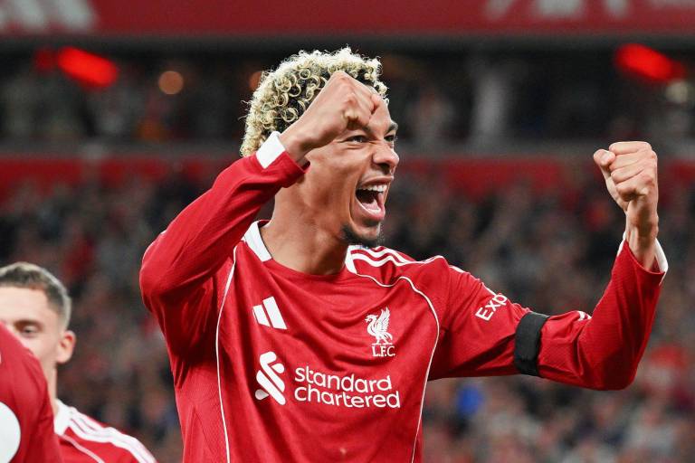 Liverpool arranca con triunfo agónico y homenaje eterno a Diogo Jota