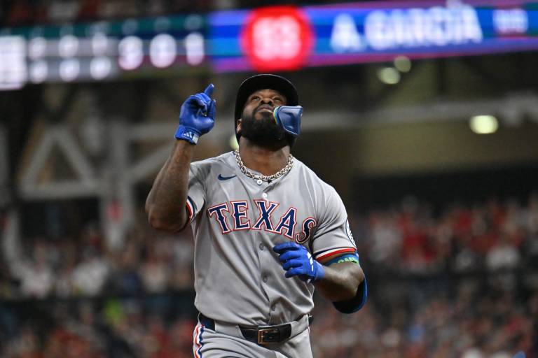 Adolis García no recibe oferta de los Rangers y se convierte en agente libre