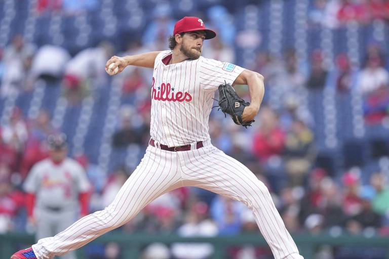 Aaron Nola tiene una reacción por estrés en la costilla y no hará tiros por 2 semanas