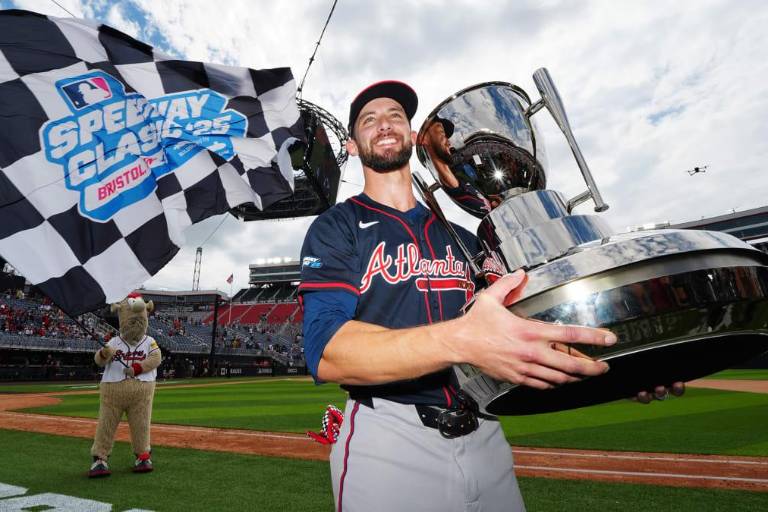 White y Waldrep lideran triunfo de los Bravos en el Speedway Classic