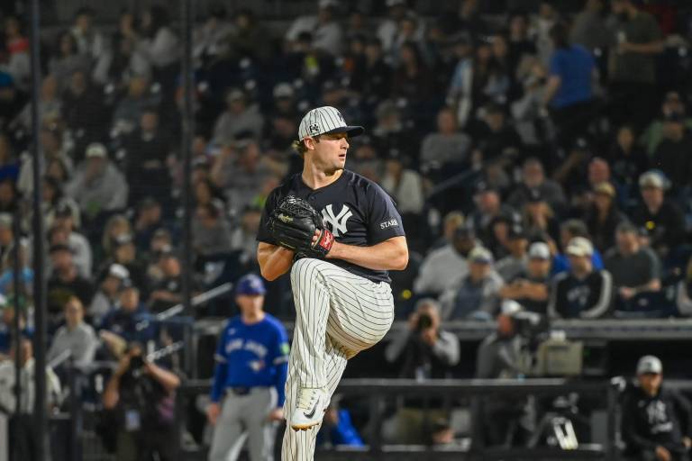 Cole de buen ánimo y tratando de ayudar mientras se recupera