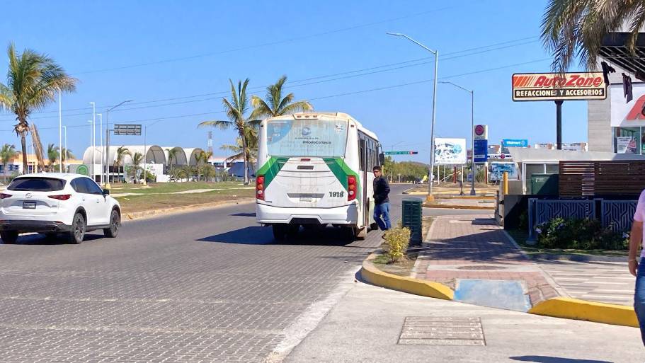 Falta de cruces peatonales o señalamientos genera riesgo en avenida de La Marina