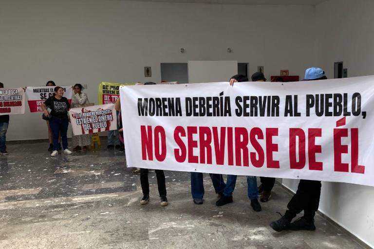 Protesta marca informe de legisladores de Morena en Mazatlán