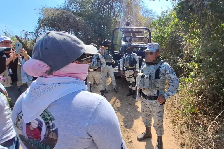Elementos a bordo de 5 camionetas se acercaron al lugar donde se encontraban ellas y les inhibieron la señal telefónica.