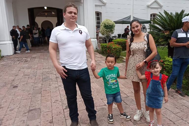 Admiran culiacanenses el tradicional desfile militar