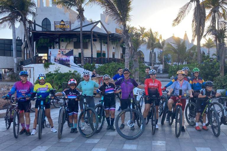 Familias mazatlecas celebran el Día Mundial de la Bicicleta con paseo por el malecón