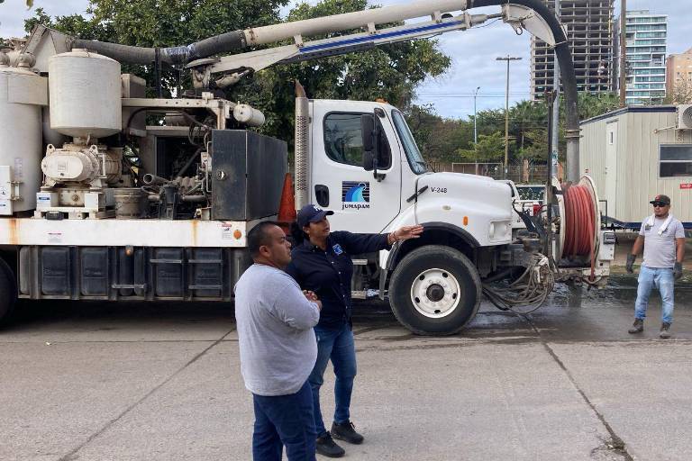 Atienden Jumapam y vecinos limpieza en el fraccionamiento Estadio, en Mazatlán