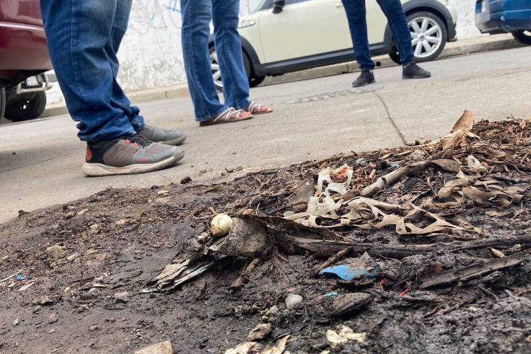 Fuga de aguas negras y mal olor genera malestar entre vecinos en la colonia Venustiano Carranza, en Mazatlán