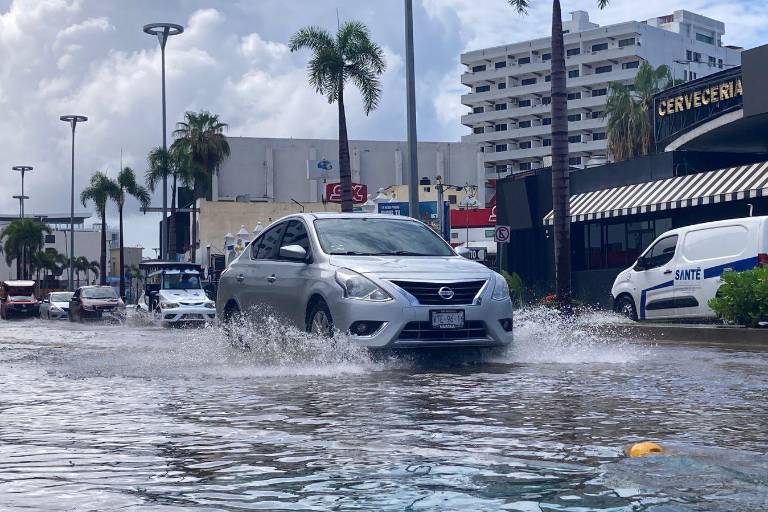 Tras las lluvias en Mazatlán, calles quedan encharcadas y alcantarillas rebosadas