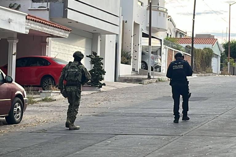 Aseguran 2 vehículos robados tras ataque a balazos contra vivienda en Culiacán