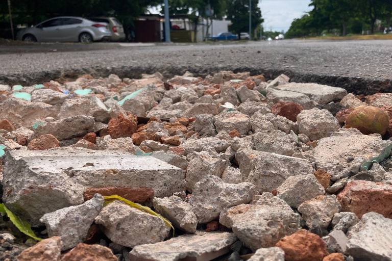 Presencia de baches en avenida de Los Venados, en Mazatlán, ponen en peligro a automovilistas