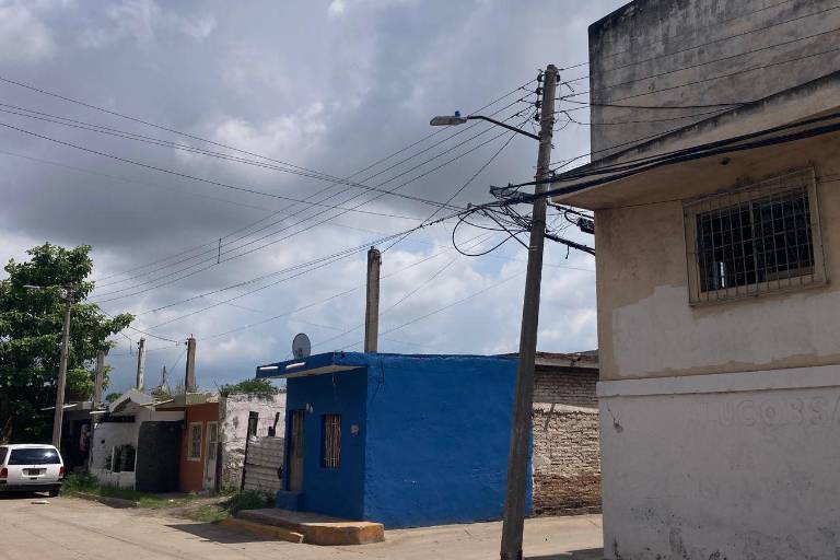 Denuncian vecinos de colonia Anáhuac, en Mazatlán, potencial peligro por cables de alta tensión flojos