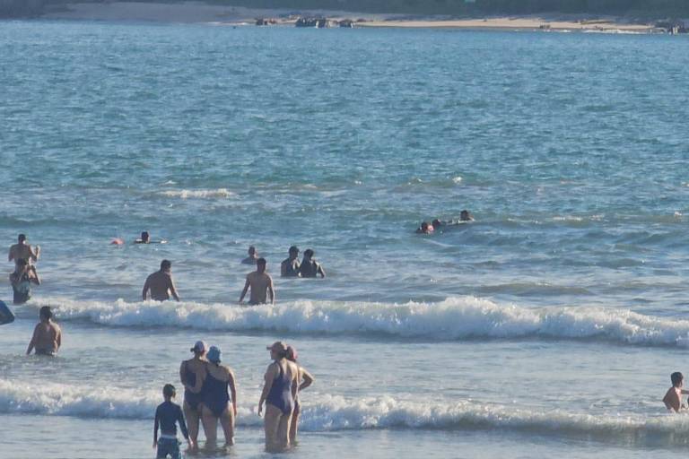 Rescatan salvavidas a tres bañistas en las playas de Mazatlán