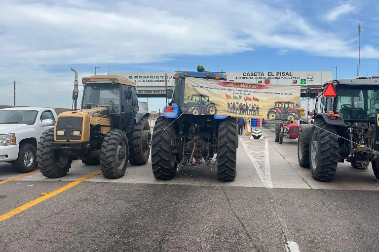 Protesta de productores agrícolas de Sinaloa en la caseta de cobro El Pisal, en Navolato.