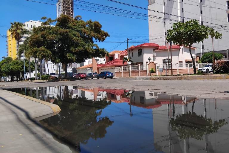 Inundaciones por lluvias afectan negocios de la avenida Cruz Lizárraga, en Mazatlán, lamentan locatarios