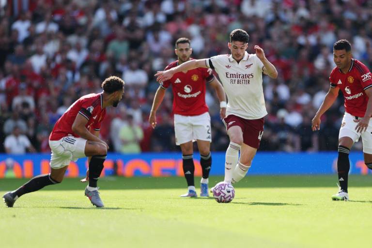 Arsenal vence con lo justo a Manchester United: Calafiori marca y Raya salva