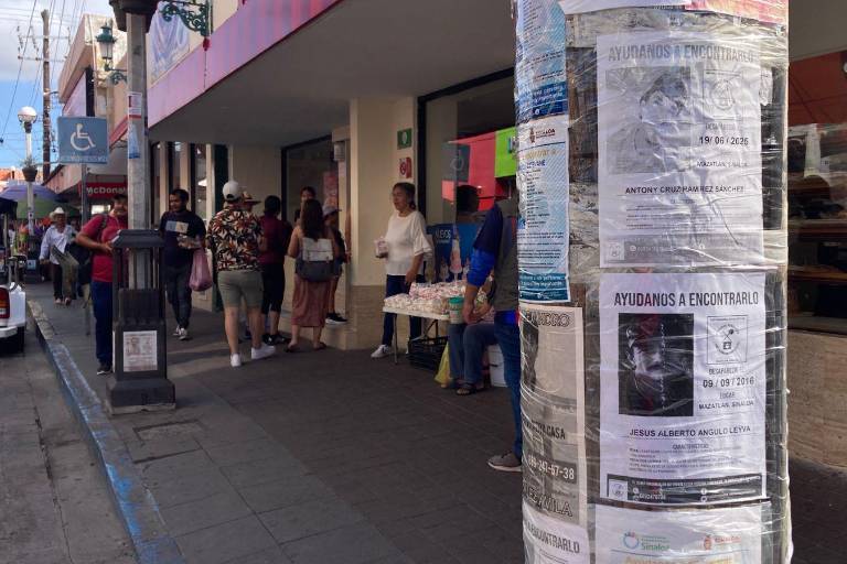 Carteles con fichas de desaparecidos inundan el Centro de Mazatlán