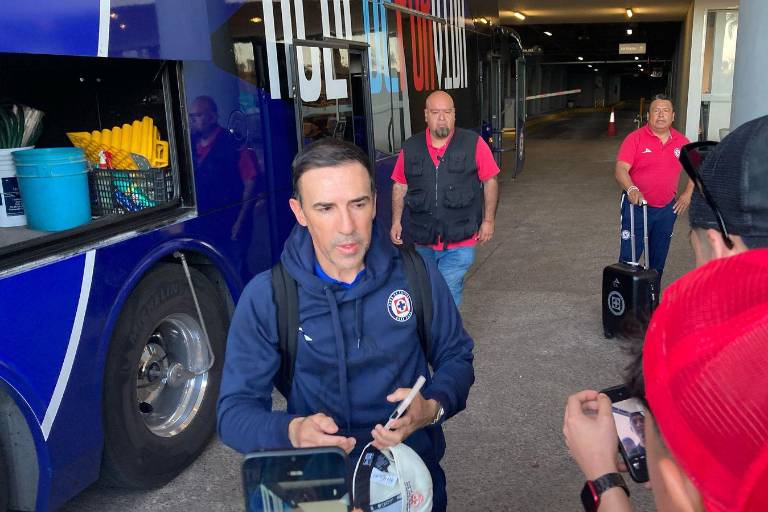 Aficionados del Cruz Azul reciben a su equipo en Mazatlán