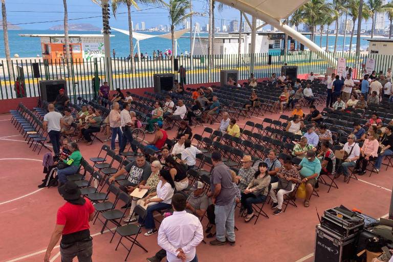 Pese a calor, beneficiarios de la zona rural deciden esperar por sus escrituras en Mazatlán