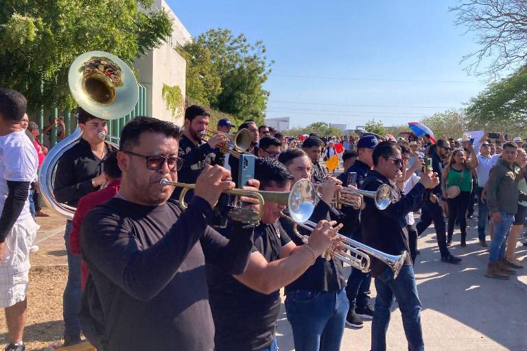Suena la banda para dar la bienvenida a la Presidenta Claudia Sheinbaum en Mazatlán