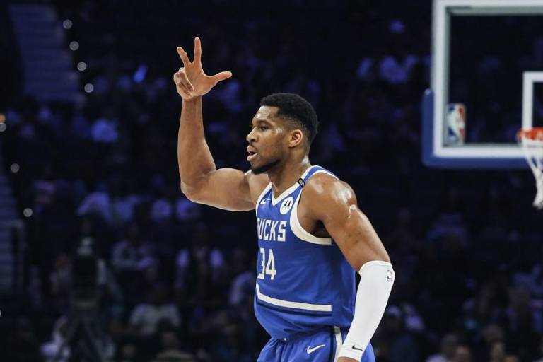 Giannis Antetokounmpo logra récord de 35 puntos y 20 asistencias