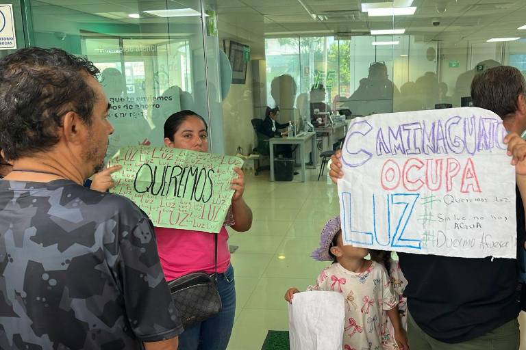 Habitantes de Tepuche y Jesús María se manifiestan ante la CFE tras tres semanas sin electricidad