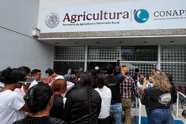 Entrada de productores de camarón a las instalaciones de la Conapesca en Mazatlán.