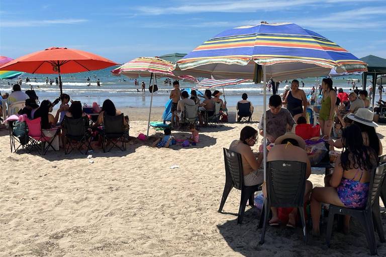Afluencias de bañistas en las playas de la Zona Dorada de Mazatlán.
