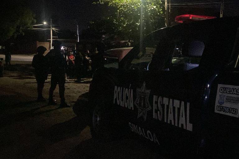 Policías le marcan el alto a motociclista, pero este les dispara y se escapa sin su moto, en Guasave