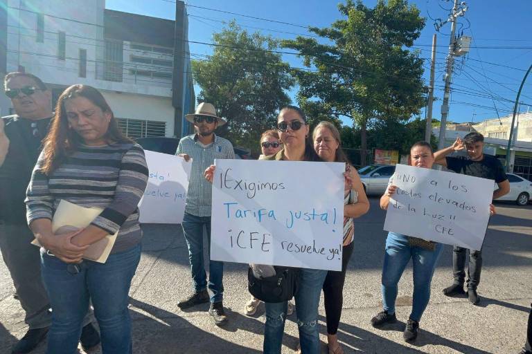 Se manifiestan en la CFE vecinos de La Limita de Itaje, en Culiacán, por cobros excesivos