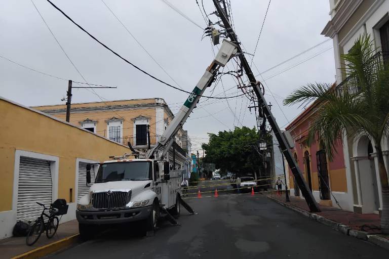 Mantienen cierre en la Belisario Domínguez por poste ladeado