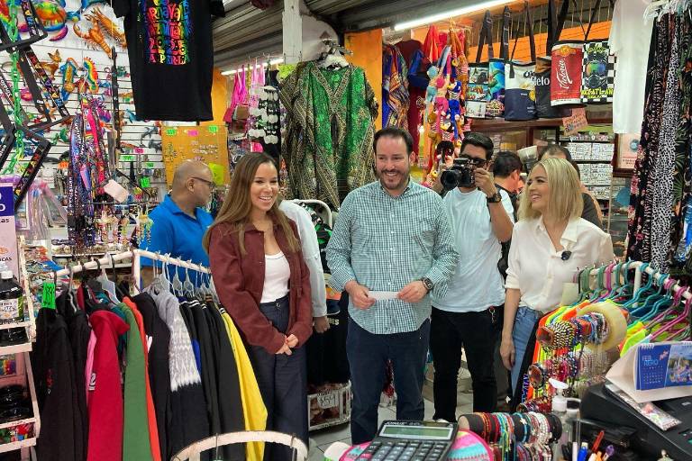 Entrega Secretaría de Economía apoyos directos a locatarios del Mercado Pino Suárez, en Mazatlán