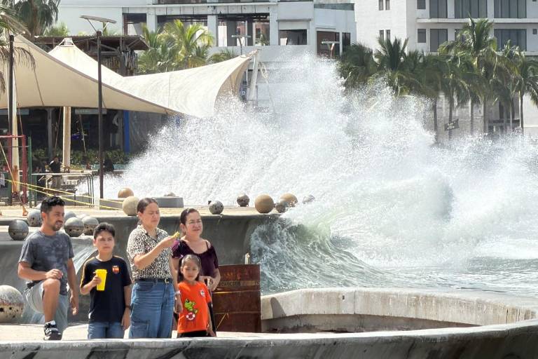 Huracán Trudy provoca fuerte oleaje de hasta 3 metros en playas de Mazatlán.