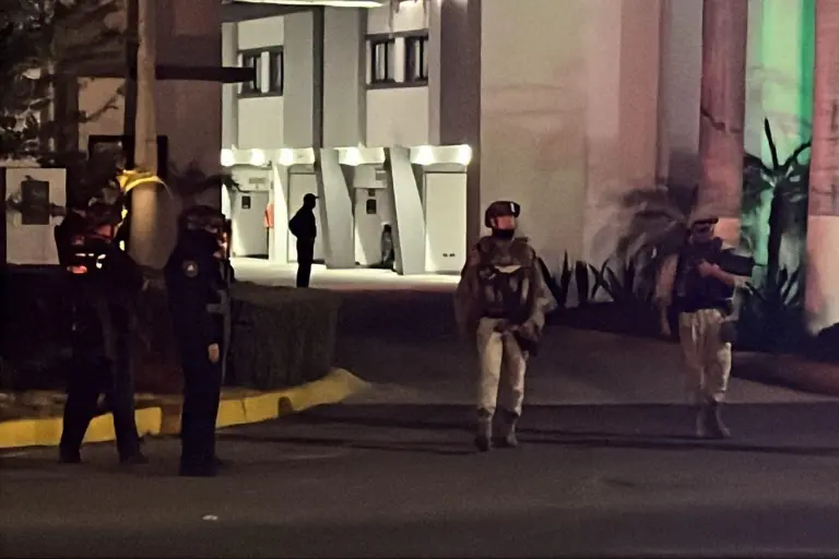 Elementos policiales resguardan el motel donde se reportó el incendio provocado y la detención de dos presuntos responsables.