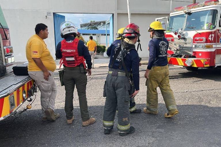 Incendio en cocina de primaria moviliza a Bomberos en colonia Guadalupe, Culiacán