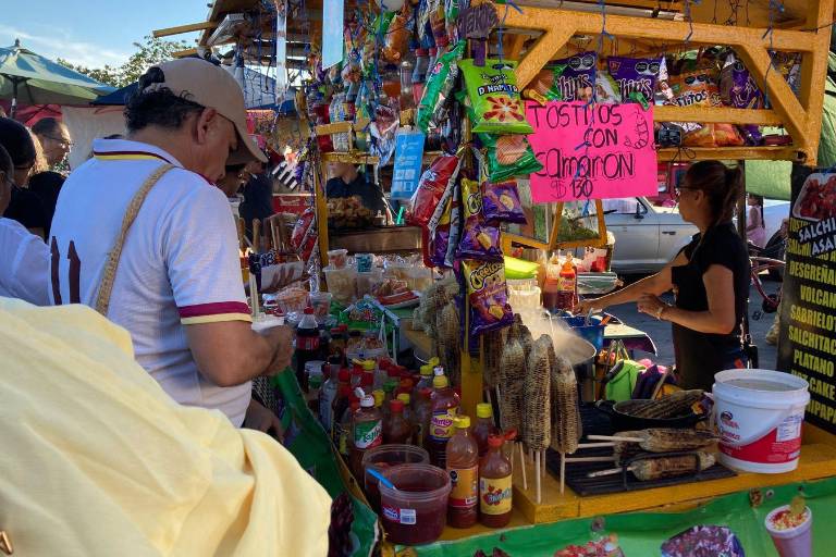 Diferentes antojitos se ofrecen en los puestos de alrededor de la Catedral.