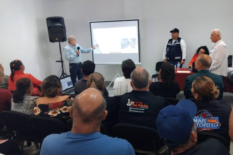 Capacitan a vendedores de alimentos para brindar mejor servicio en Semana Santa