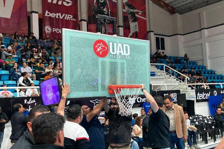 Juego entre Venados Basketball y Astros de Jalisco se retrasa debido a problemas con un tablero