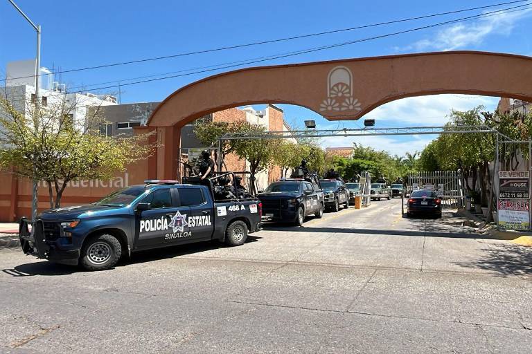 Aseguran vehículos en casas que conectan por túnel a la privada Santa Margarita