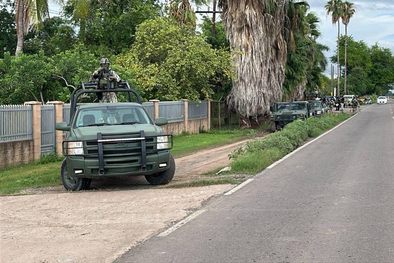 Grupo armado despoja cinco vehículos de manera simultánea en la salida norte de Culiacán