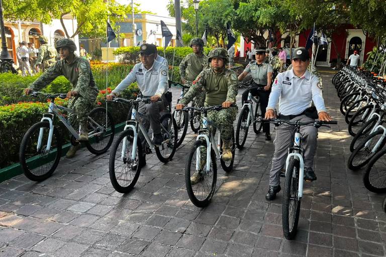 Las 50 bicicletas fueron entregadas en comodato a elementos de la Defensa Nacional y Guardia Nacional durante un acto en la Plazuela Machado.