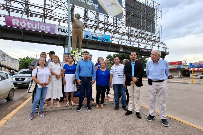 Realizan guardia de honor en monumento al ‘Maquío’ en Mazatlán a 36 años de su fallecimiento