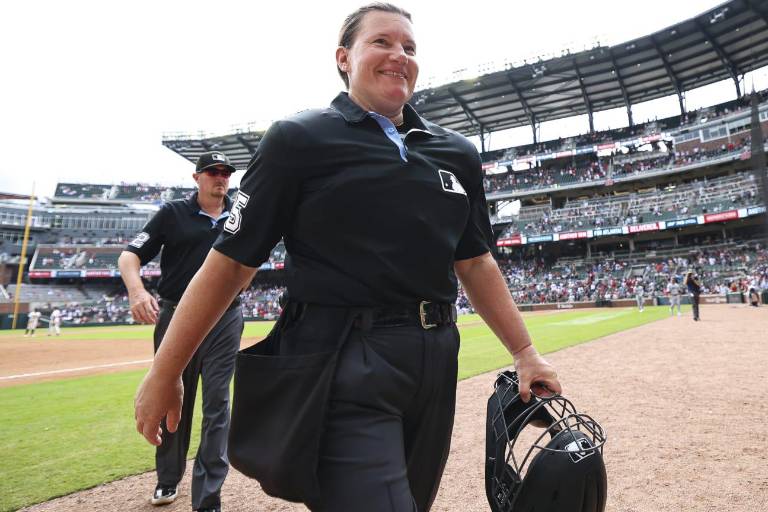 La pionera Jen Pawol hizo más historia como ampáyer principal