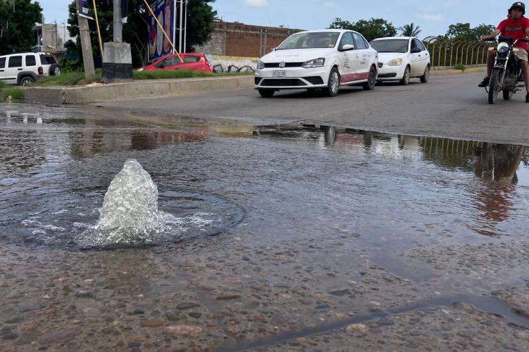 Brota ‘fuente’ de aguas negras en crucero de la Juan Pablo II y Arnoldo Rigodanza