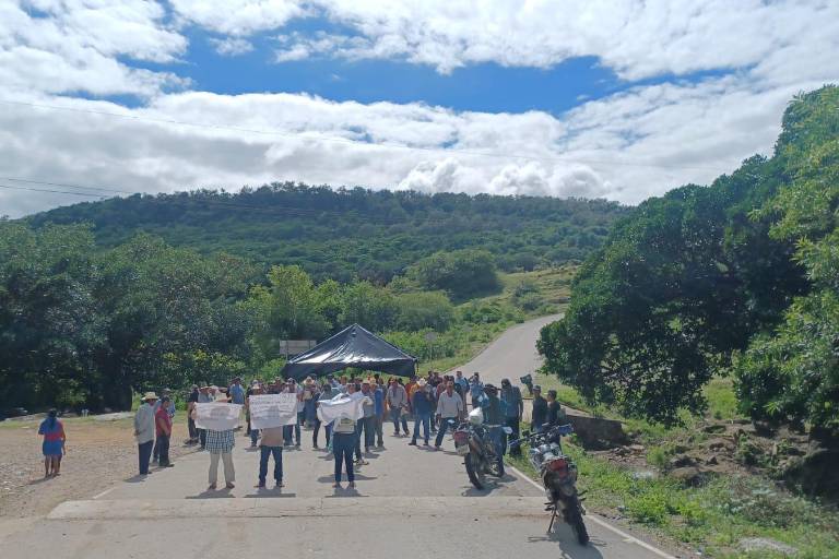 Familias mantienen bloqueo en la sierra de Rosario; Alcaldesa señala que el caso lo atiende el Estado